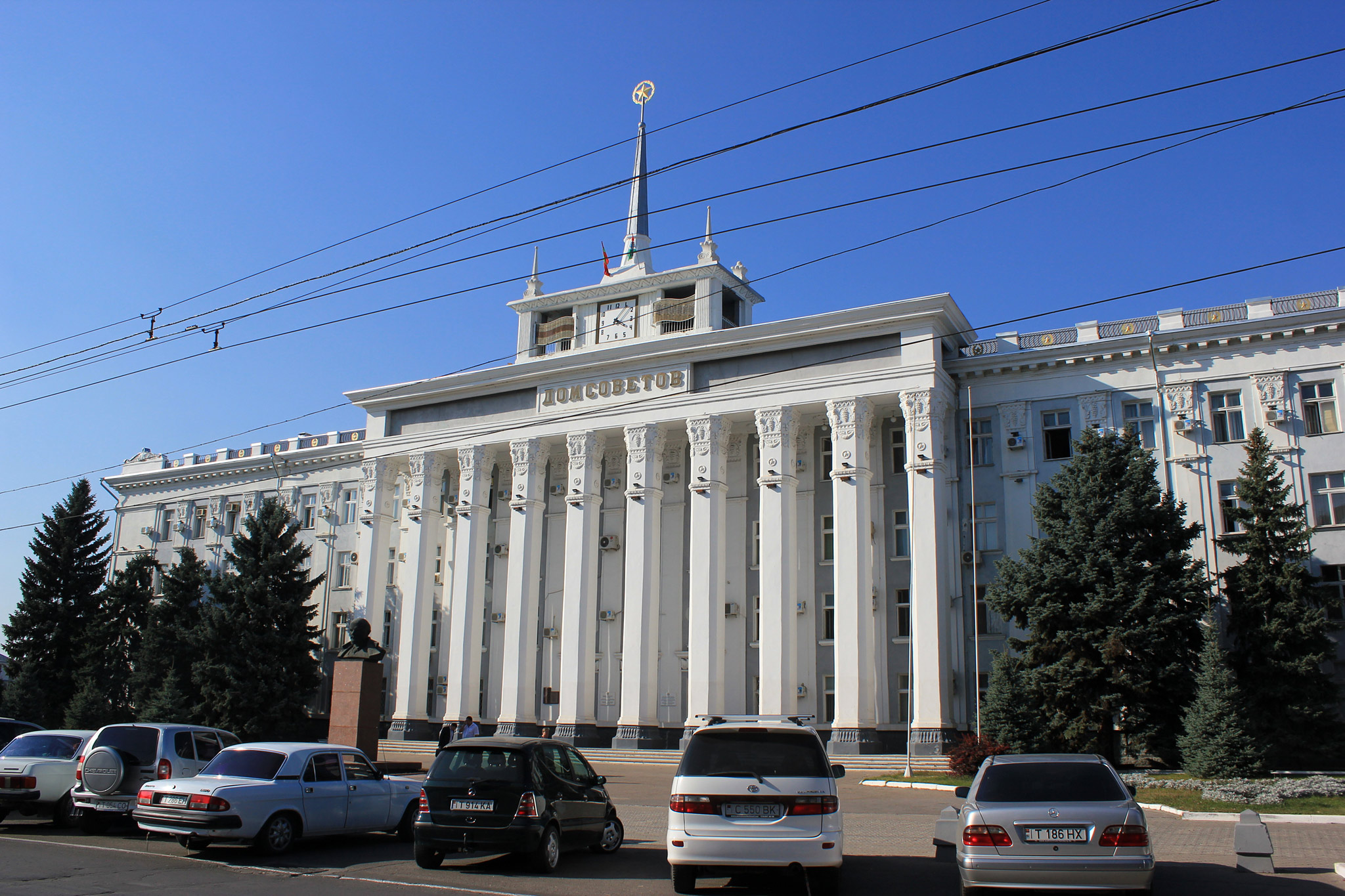 Tiraspol (Дом Советов, Тирасполь) (Photo license CC-BY-SA 3.0)